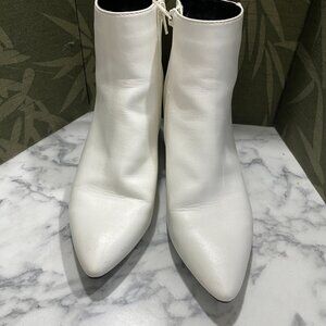 EUC~White side zip She&in Booties~sz 6